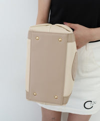 画像をギャラリービューアにロードします Emblem Shoulder Bag
