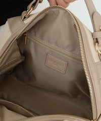 画像をギャラリービューアにロードします Emblem Shoulder Bag
